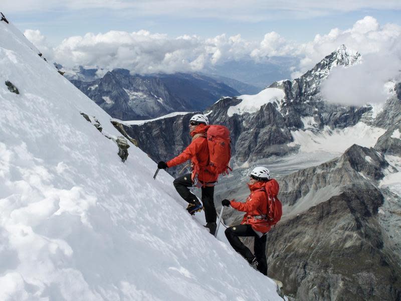 Keine der Routen auf das Matterhorn ist leicht. Bergführer nehmen stattliche Preise, um Kunden auf den Gipfel zu führen - rund 1500 Euro. Foto: Zermatt Tourismus/Christoph Frutiger