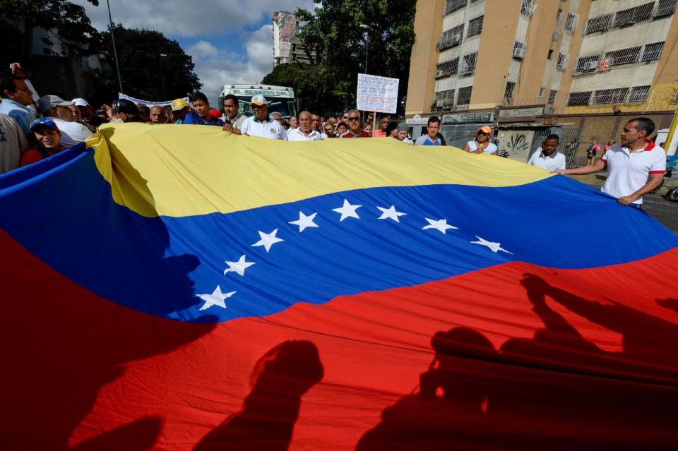 <em>Una bandera de Venezuela durante una manifestación contra Nicolás Maduro en Caracas, el 7 de febrero de 2017 (AFP | Federico Parra)</em>