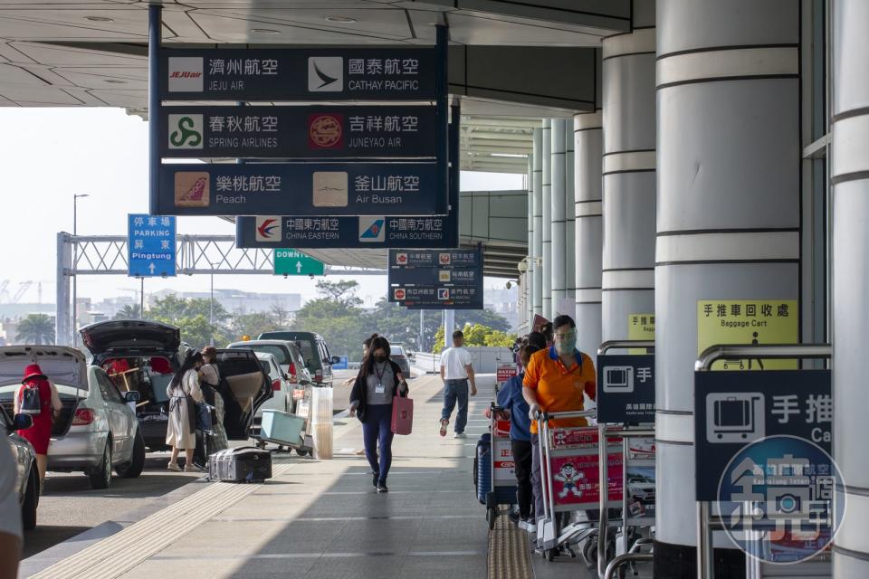 一名軍官於小港機場被查獲行李中有機槍彈及彈殼各一枚；小港機場示意圖。（本刊資料照）