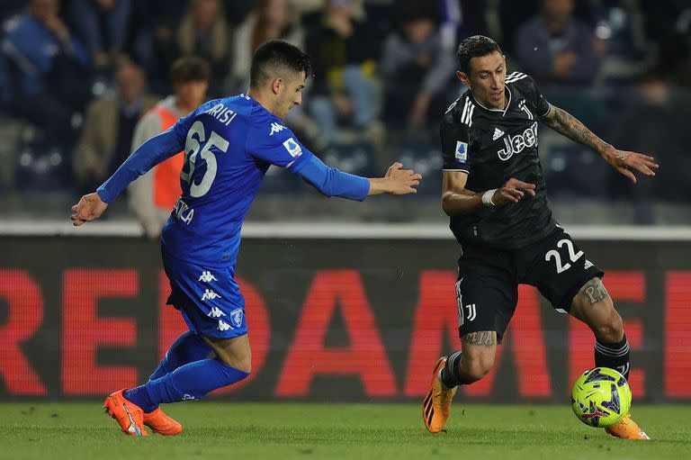 Ångel Di María encara en el partido que Juventus perdió con Empoli 4-1