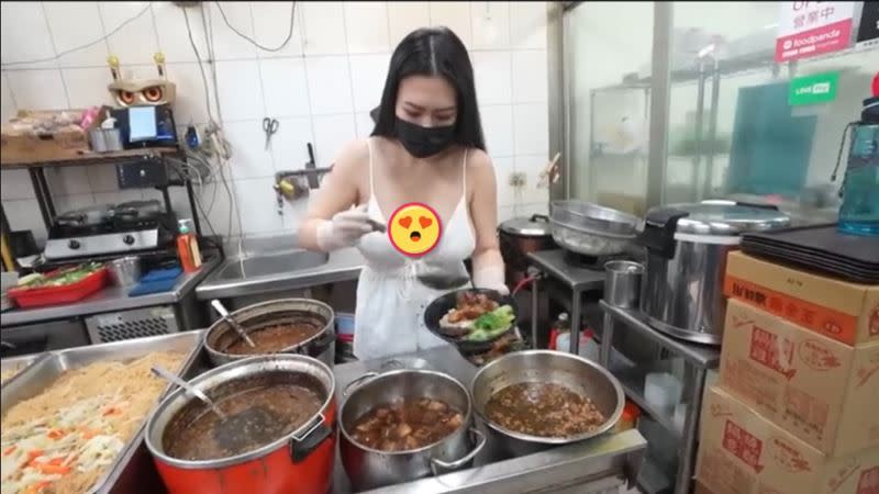 黑男先點了2碗控肉飯，女店員彎腰夾菜讓火辣身材呼之欲出。（圖／翻攝自黑男YouTube）