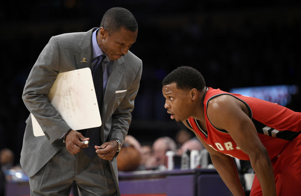 ARCHIVO – En esta foto del 1 de enero de 2017, el entrenador de los Raptors, Dwane Casey, habla con el armador Kyle Lowry durante un partido ante los Lakers de Los Ángeles (AP Foto/Kelvin Kuo, File)