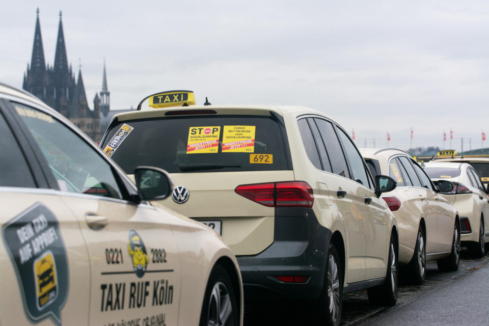 Ein Taxi mit einem gelben Aufkleber. (Bild: Ying Tang/NurPhoto via Getty Images)