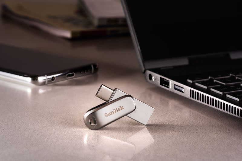 ▲SanDisk Ultra Dual Drive Luxe USB Type C 可輕鬆於不同裝置間傳輸檔案，透過 Android 手機記錄精彩生活。（圖／品牌提供）