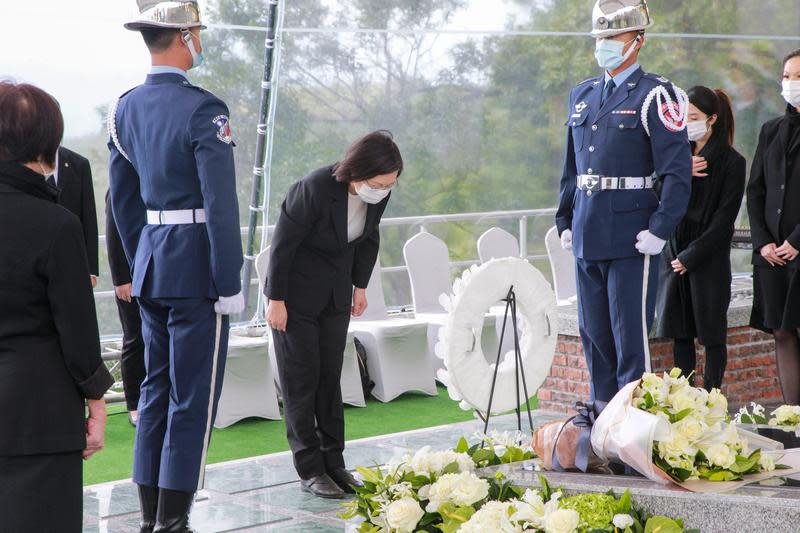 總統蔡英文在前總統李登輝靈前獻花並三鞠躬致意。（軍聞社提供）