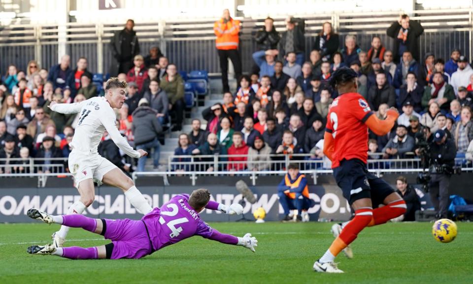 <span>Rasmus Højlund opens the scoring for <a class="link " href="https://sports.yahoo.com/soccer/teams/manchester-united/" data-i13n="sec:content-canvas;subsec:anchor_text;elm:context_link" data-ylk="slk:Manchester United;sec:content-canvas;subsec:anchor_text;elm:context_link;itc:0">Manchester United</a> after just 37 seconds.</span><span>Photograph: Bradley Collyer/PA</span>