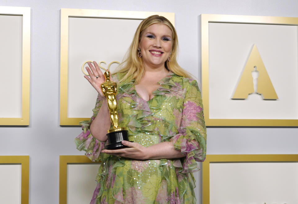 Emerald Fennell, winner of Best Original Screenplay for "Promising Young Woman," poses at the Oscars on Sunday, April 25, 2021<span class="copyright">Chris Pizzello-Pool—Getty Images</span>