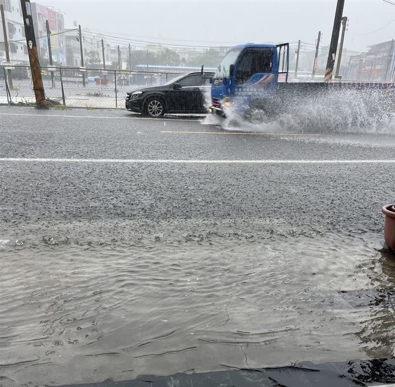 台南各地傳出淹水情形，網友紛紛湧入臉書詢問「下午是否停班課」。　（圖／翻攝自我住台南安南區臉書）