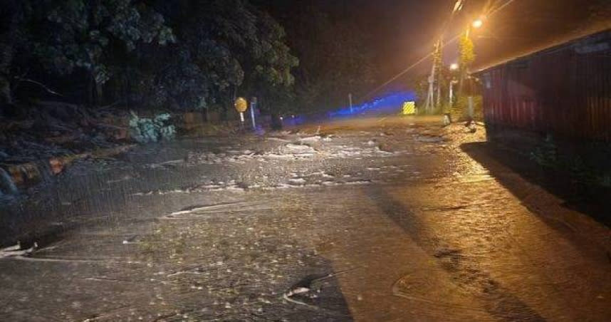 崇德段大雨引發土石流，人車撤離，預計2日中午搶通。（圖／翻攝畫面）