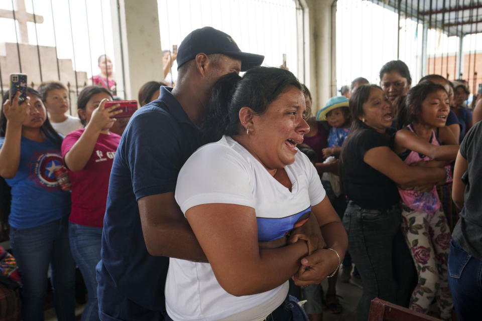 Familiares desconsolados en el entierro de los migrantes guatemaltecos Francisco Rojché y Miguel Rojché en Chicacao, Guatemala, el miércoles 12 de abril de 2023. Los dos hombres murieron en un incendio cuando estaba encerrados en un centro de detención de migrantes mexicano en Ciudad Juárez. (AP Foto/Moisés Castillo)