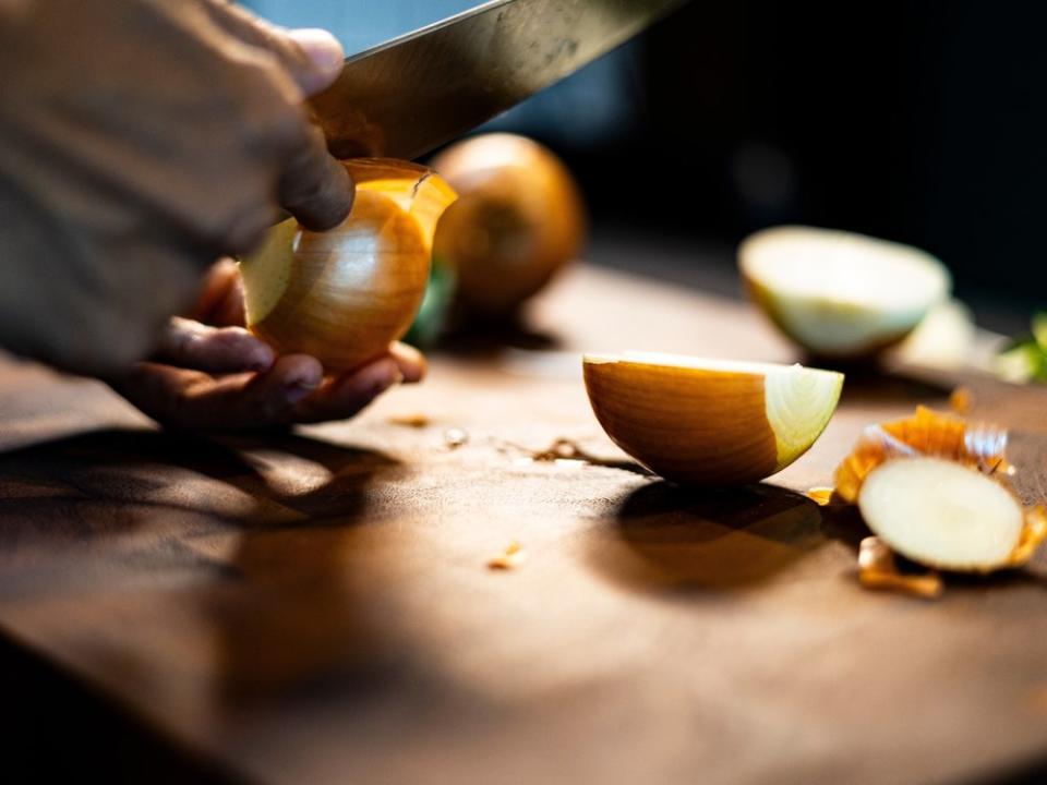 Zwiebelschalen müssen nicht im Müll landen. (Bild: urzine/Shutterstock.com)