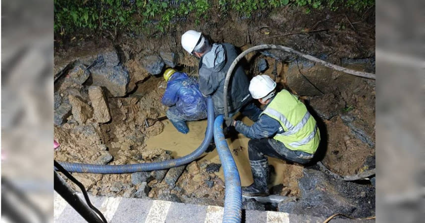 台水接獲通報後即刻派員搶修破裂水管。（圖／自來水公司提供／徐佑昇基隆傳真）