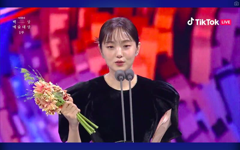 ▲金慧峻台上發表感言一直發抖哽咽。（圖／baeksang.official tiktok）