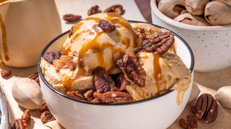 pecan ice cream sundae