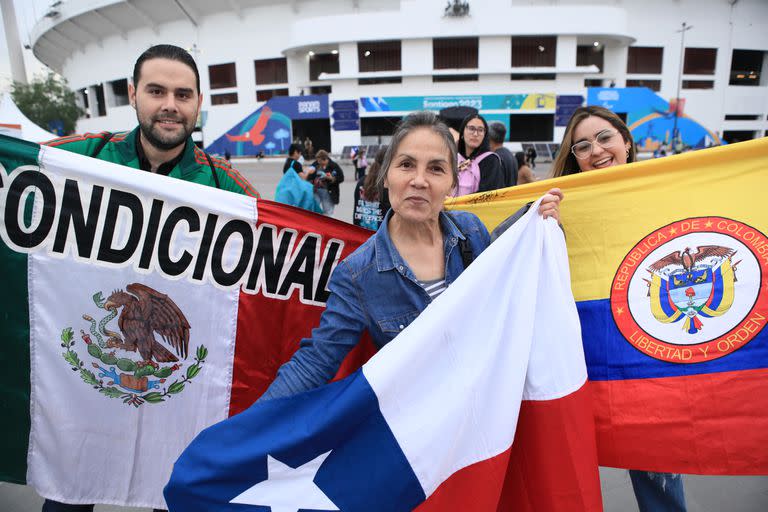 Hinchas de México, Chile y Colombia, unidos por la pasión del deporte, con el Estadio Nacional de fondo