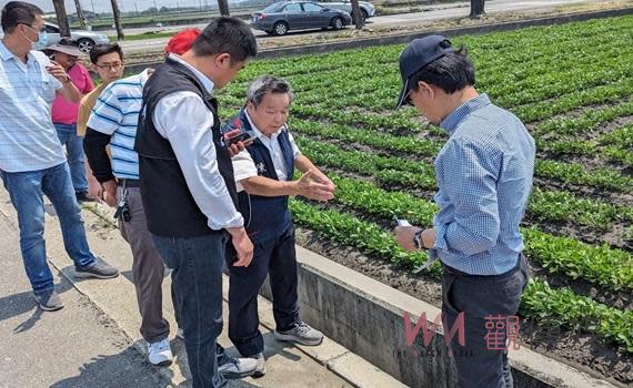 （觀傳媒雲林新聞）【記者蘇榮泉／雲林報導】雲林縣境內有許多老舊農水路以及道路已失修，造成當地農民灌溉、居民通行不便。立法委員劉建國會同農水署雲林管理處副處長林富元、雲林縣議員張庭綺、雲林縣議員蔡永富、褒忠鄉長陳建名、東勢鄉長張健福、褒忠鄉代表會主席陳良俊、副主席張漢村、代表劉家誠、大埤鄉代表謝進鎰及村長等，一同來會勘雲林境內共8處的農水路。