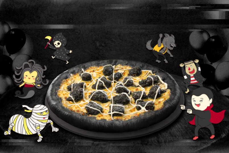 &lt;p&gt;Halloween themed garlic bamboo charcoal chicken pizza (Courtesy of Pizza Hut Taiwan)&lt;/p&gt;
