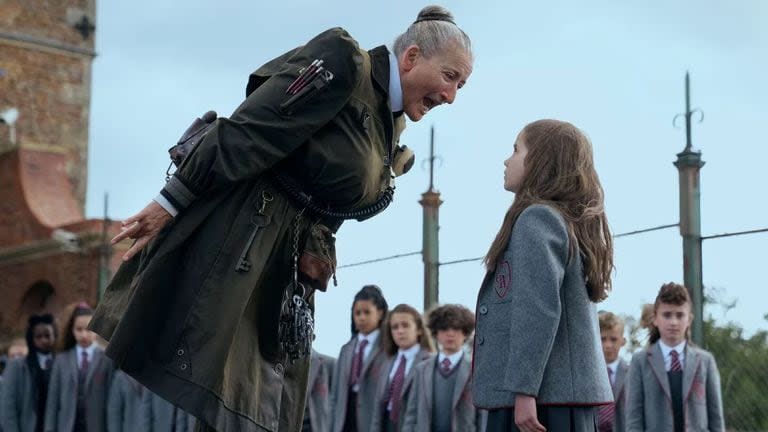 Matilda tiene que sobrellevar la tiranía de la malvada directora de la escuela, la señorita Tronchatoro (Foto: Netflix)