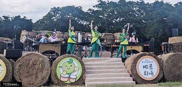 臺南四百親子音樂會夏日同樂走馬瀨農場大草原登場，透過朱宗慶打擊樂團活潑旋律展現南市畜牧與牧草產業魅力。（記者李嘉祥攝）