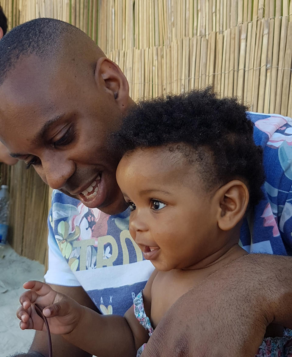 Elliott con su hija pequeña en la playa