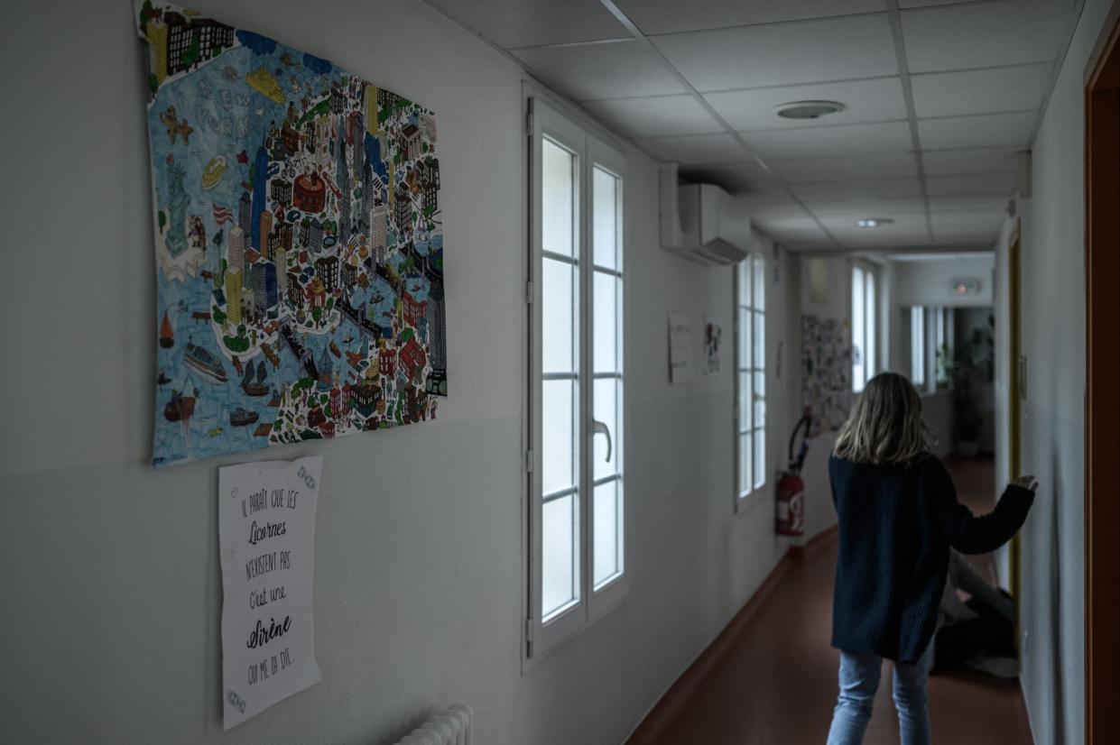 Une résidente dans les couloirs de la maison d'accueil Jean Bru, à Agen, qui s'occupe de jeunes filles victimes de violences sexuelles et d'inceste. - Philippe Lopez - AFP