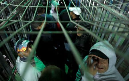 Palestinians working in Israel cross through Israeli Qalandiya checkpoint near the West Bank city of Ramallah April 25, 2017. REUTERS/Mohamad Torokman