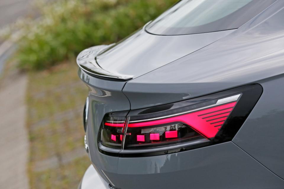 流暢的車身線條來到短捷有力的尾廂造型完美匯整，矩陣風格的LED尾燈組則增添科技風格。