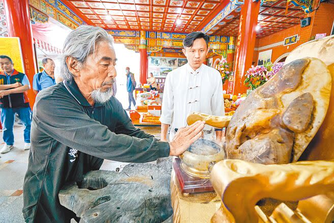 林青藤（左）發起「都天太愛孝行天下‧環島巡遊生命列車」，11日從外澳接天宮出發，他將與「玄武都天印」（圖右）巡遊台灣。（李忠一攝）