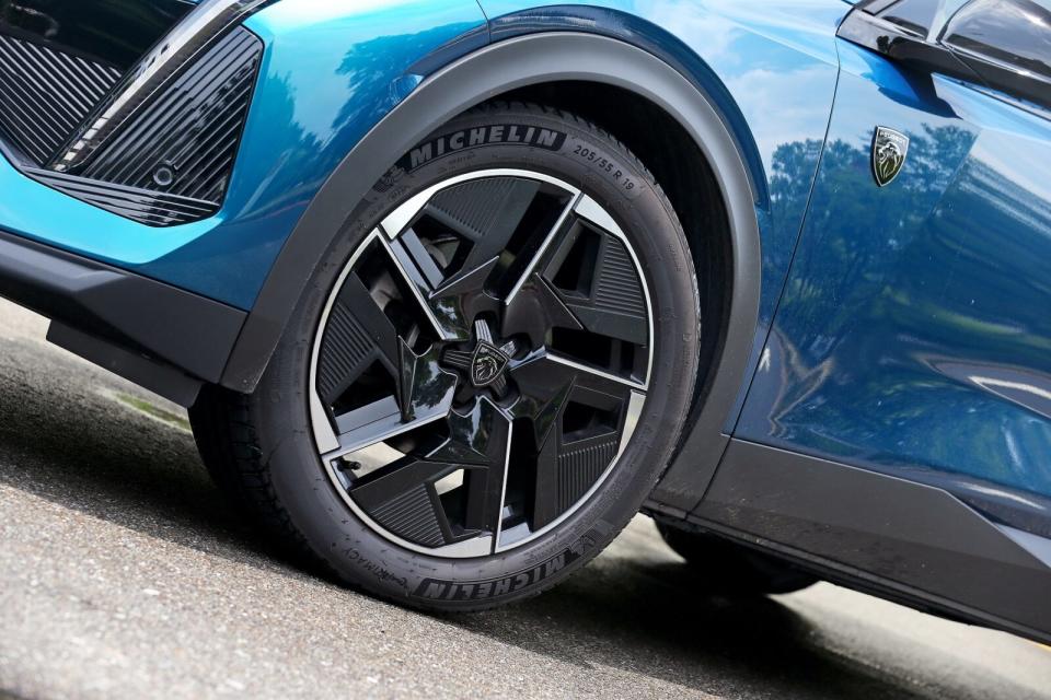 銀黑雙色切削設計的19吋輪圈還附有中心裝飾蓋，配胎尺碼則採特殊的205/55R19。