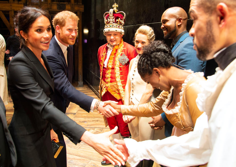 Gemeinsam mit Herzogin Meghan traf Prinz Harry die „Hamilton“-Darsteller im Victoria Palace Theatre. (Bild: Getty Images)