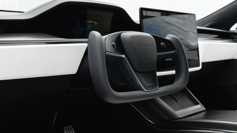 Tesla最新的Yoke方向盤科技感十足，但是在駕駛的時候需要時間去習慣這樣的設計。（圖片來源/ Tesla）