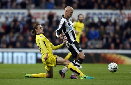 Britain Soccer Football - Newcastle United v Burton Albion - Sky Bet Championship - St James' Park - 5/4/17 Jonjo Shelvey of Newcastle United (R) and Jackson Irvine of Burton Albion in action Mandatory Credit: Action Images / Ed Sykes Livepic