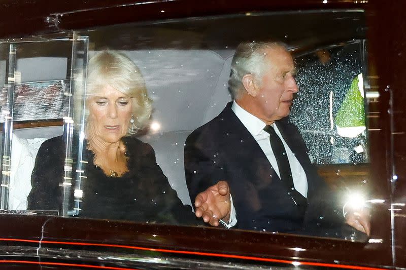 El rey Carlos de Inglaterra y la reina Camilla abandonan el Palacio de Buckingham, tras la muerte de la reina Isabel de Inglaterra, en Londres