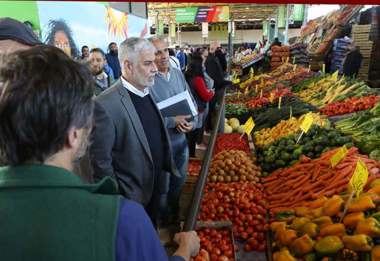 Roberto Feletti, en una de sus recorridas en el Mercado Central