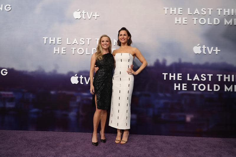 珍妮佛嘉納（右）與監製瑞絲薇斯朋（左）在《殘句線索》首映上合體，倆人也不約而同避開了前夫的話題。（Apple TV+提供）