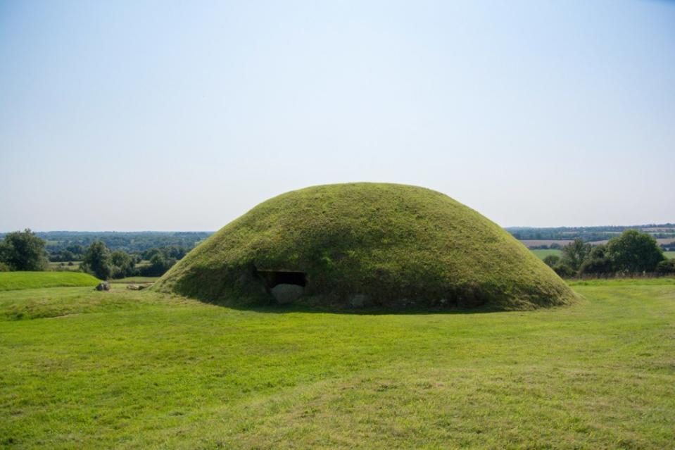 This grassy monument predates the Egyptian pyramids. Kaori – stock.adobe.com