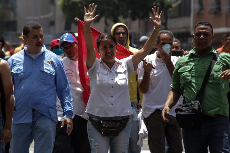 <p>La diputada venezolana Gaby Arellano (c) participa en una marcha hoy, martes 4 de abril de 2017, que intentaba marchar hacia el Parlamento en apoyo a la destitución de los magistrados del Supremo, en Caracas (Venezuela). La Guardia Nacional Bolivariana de Venezuela (GNB, policía militar) disolvió hoy con gases lacrimógenos y perdigones de goma una manifestación de decenas de opositores. EFE/CRISTIAN HERNÁNDEZ </p>