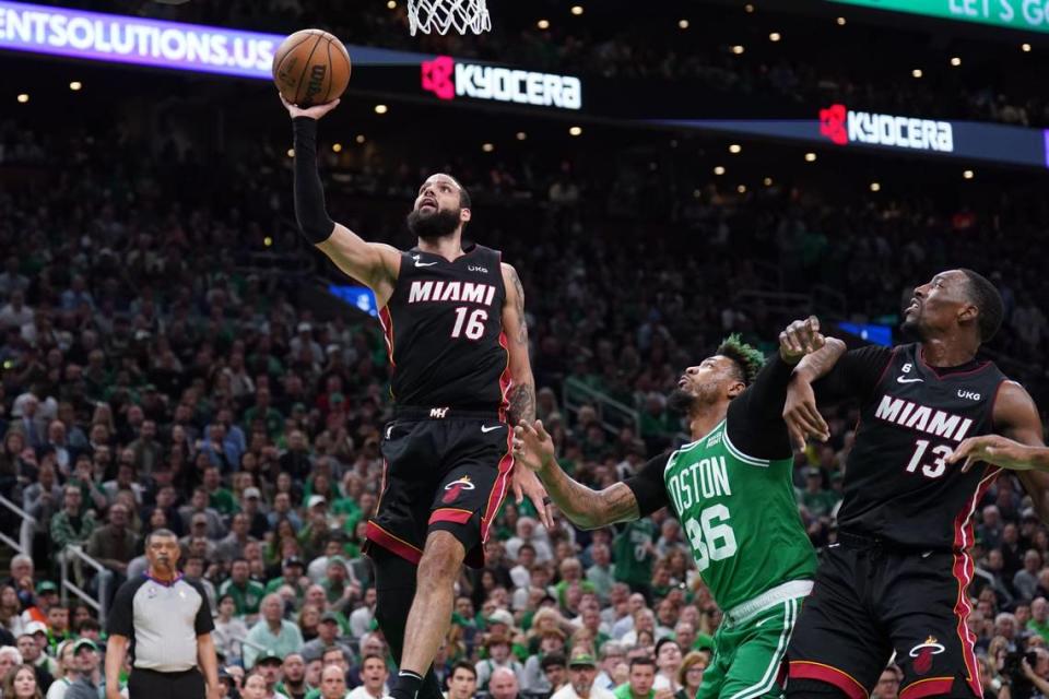 El jugador del Heat Caleb Martin tira al aro ante la marca de Marcus Smart, de los Celtics, en el Juego 7 de las Finales de la Conferencia Este, celebrado el 29 de mayo de 2023 en Boston.