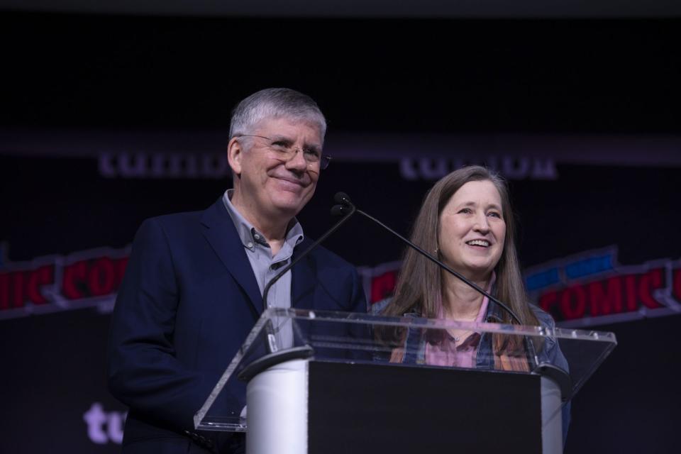 原著作者雷克萊爾頓（左）與妻子貝姬一起出場，向全場觀眾介紹影集《波西傑克森》。（Disney+提供）