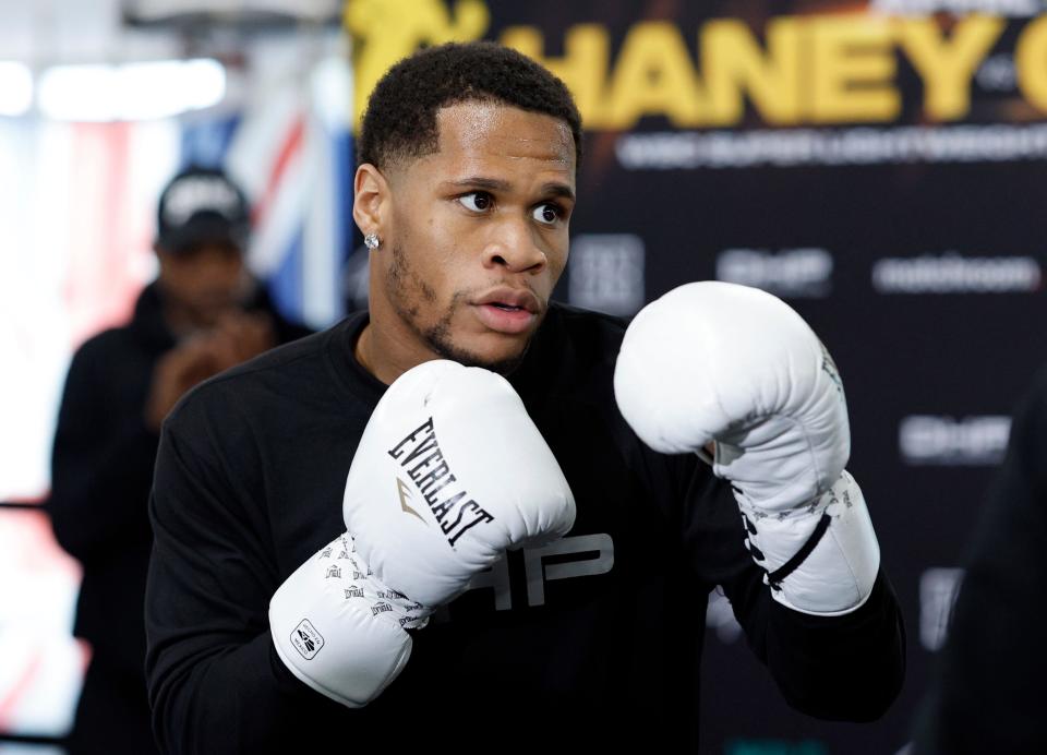 El campeón superligero del CMB, Devin Haney, lanza un puñetazo durante un entrenamiento en el Wild Card Boxing Club de Los Ángeles el 5 de abril para promover su próxima defensa del título contra Ryan García.