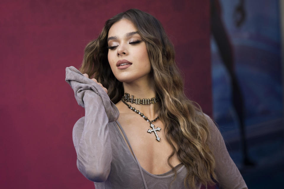 Hailee Steinfeld posa para retratos al llegar a una función de gala de la película 'Spider Man: Across the Spider Verse" en Londres el jueves 1 de junio de 2023. (Foto Scott Garfitt/Invision/AP)