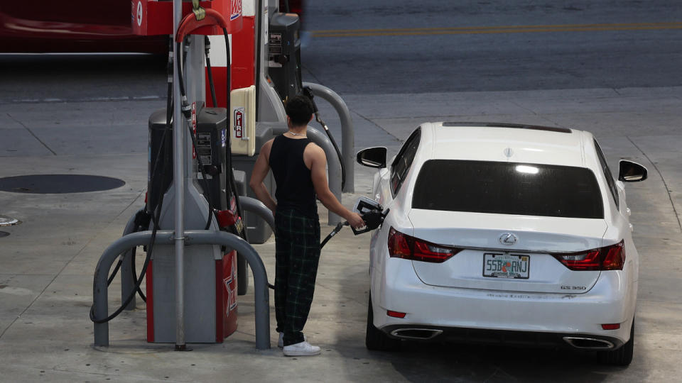 Un autista mette carburante in un veicolo in una stazione di servizio il 23 gennaio 2023 a Miami, in Florida.