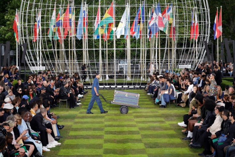 Desfile de la línea primavera verano 2025 de la marca Louis Vuitton durante la Semana de la Moda masculina de París, el 18 de junio de 2024 (Geoffroy VAN DER HASSELT)