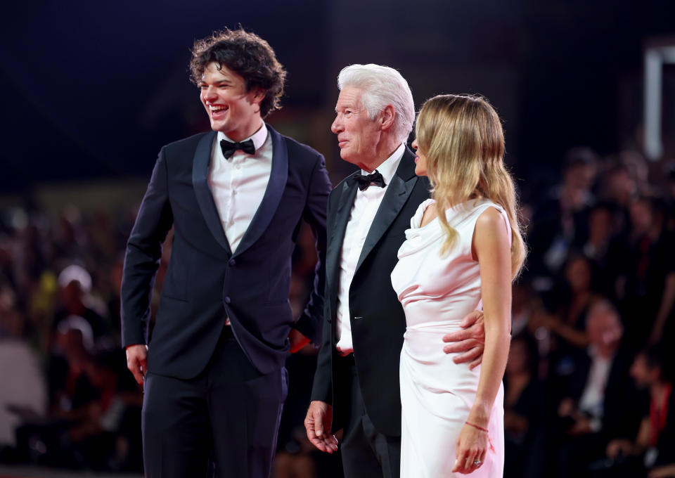 VENECIA, ITALIA - 01 DE SEPTIEMBRE: (I-D) Homer James Jigme Gere, Richard Gere y Alejandra Silva asisten a la alfombra roja del Filming Italy Venice Award durante el 81º Festival Internacional de Cine de Venecia el 01 de septiembre de 2024 en Venecia, Italia. (Foto de Pascal Le Segretain/Getty Images)