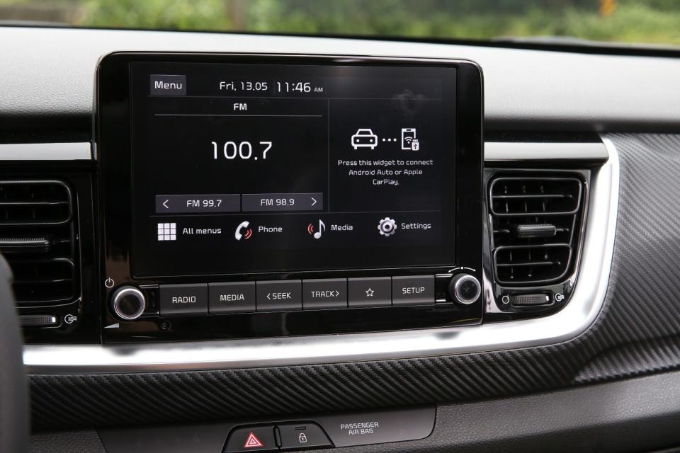 懸浮式8吋多媒體影音觸控系統，整合無線連結Apple CarPlay/Android Auto功能，唯可惜還是未有中文化介面。