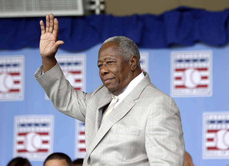 ARCHIVO - En imagen de archivo del domingo 28 de julio de 2013, Hank Aaron saluda a los aficionados durante la ceremonia de ingreso al Salón de la Fama del Béisbol en Cooperstown, Nueva York. (AP Foto/Mike Groll, archivo)