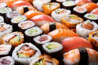 Im ersten Moment klingen die Hauptzutaten von Sushi nicht gerade nach einer Glutenbombe. Allerdings kann in fertigem Sushi glutenhaltiger Essig enthalten sein. Zum Würzen von Sushireis wird traditionell Reisessig verwendet, dieser kann möglicherweise Gluten enthalten. Sojasaucen, die industriell hergestellt wurden, können ebenfalls glutenhaltig sein. (Bild: iStock / Ridofranz)