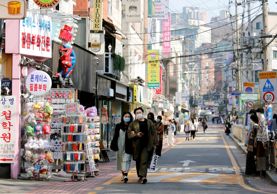 Image: Anti-coronavirus efforts in Seoul (Heo Ran / Reuters)