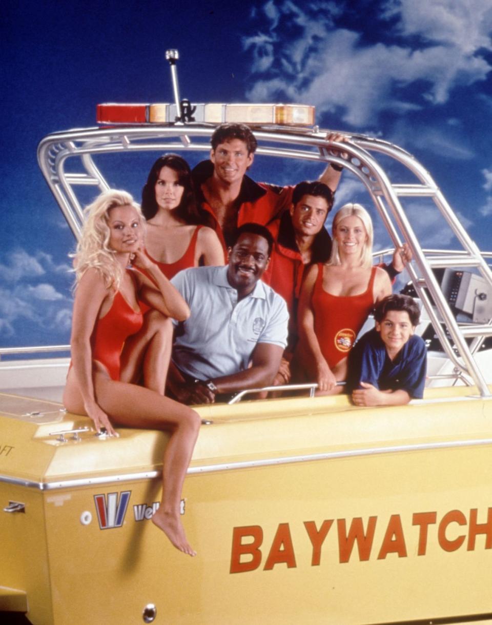 baywatch tv cast pamela anderson as cj parker, alexandra paul as lt stephanie holden gregory alan williams as police sgt garner ellerbee david hasselhoff as lt mitch buchannon david charvet as matt brody nicole eggert as summer quinn jeremy jackson as hobie buchannon