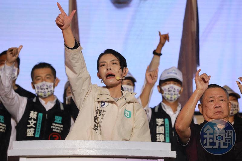 高虹安當選新竹市長，將於25日宣誓就職，但如今她卻因涉案遭檢方約談。圖為選前之夜。